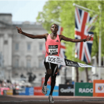 Sabastian Sawe bate el récord mundial de maratón con 1h59:30